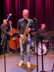 Zondag 3 april 2022 Millennium Jazz Orchestra & Tom Beek – tenorsax, MIMIK, Deventer